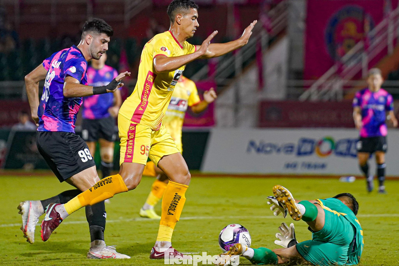 Vào sân từ ghế dự bị nửa cuối hiệp một nhưng Da Silva không thể hiện được nhiều trong các pha chọc thẳng vòng cấm uy hiếp thủ môn Thanh Diệp. Vào sân từ ghế dự bị nửa cuối hiệp một nhưng Da Silva không thể hiện được nhiều trong các pha chọc thẳng vòng cấm uy hiếp thủ môn Thanh Diệp.