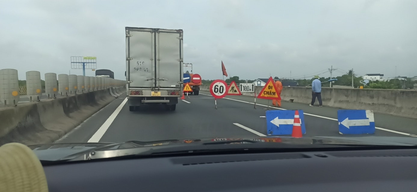 Nguyên nhân kẹt xe là do đơn vị thi công thảm nhựa mặt đường. Nguyên nhân kẹt xe là do đơn vị thi công thảm nhựa mặt đường.