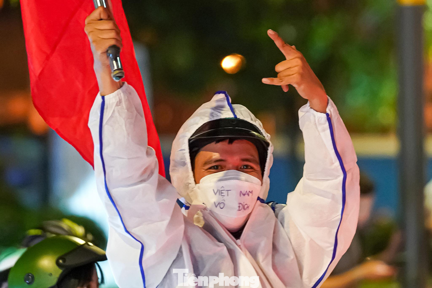 &quot;Chiến thắng COVID, giành vàng SEA games&quot;, người hâm mộ trong trang phục bảo hộ hét lớn.