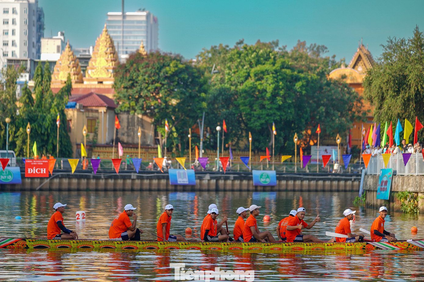 Từ sáng sớm, các đội đua đã tập kết, khởi động chờ tham gia tranh tài sau phần khai mạc.