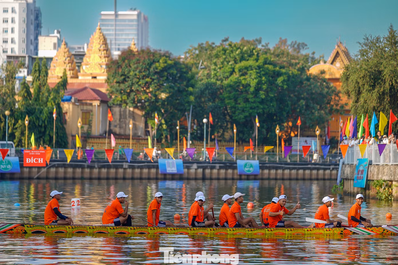 Từ sáng sớm, các đội đua đã tập kết, khởi động chờ tham gia tranh tài sau phần khai mạc.