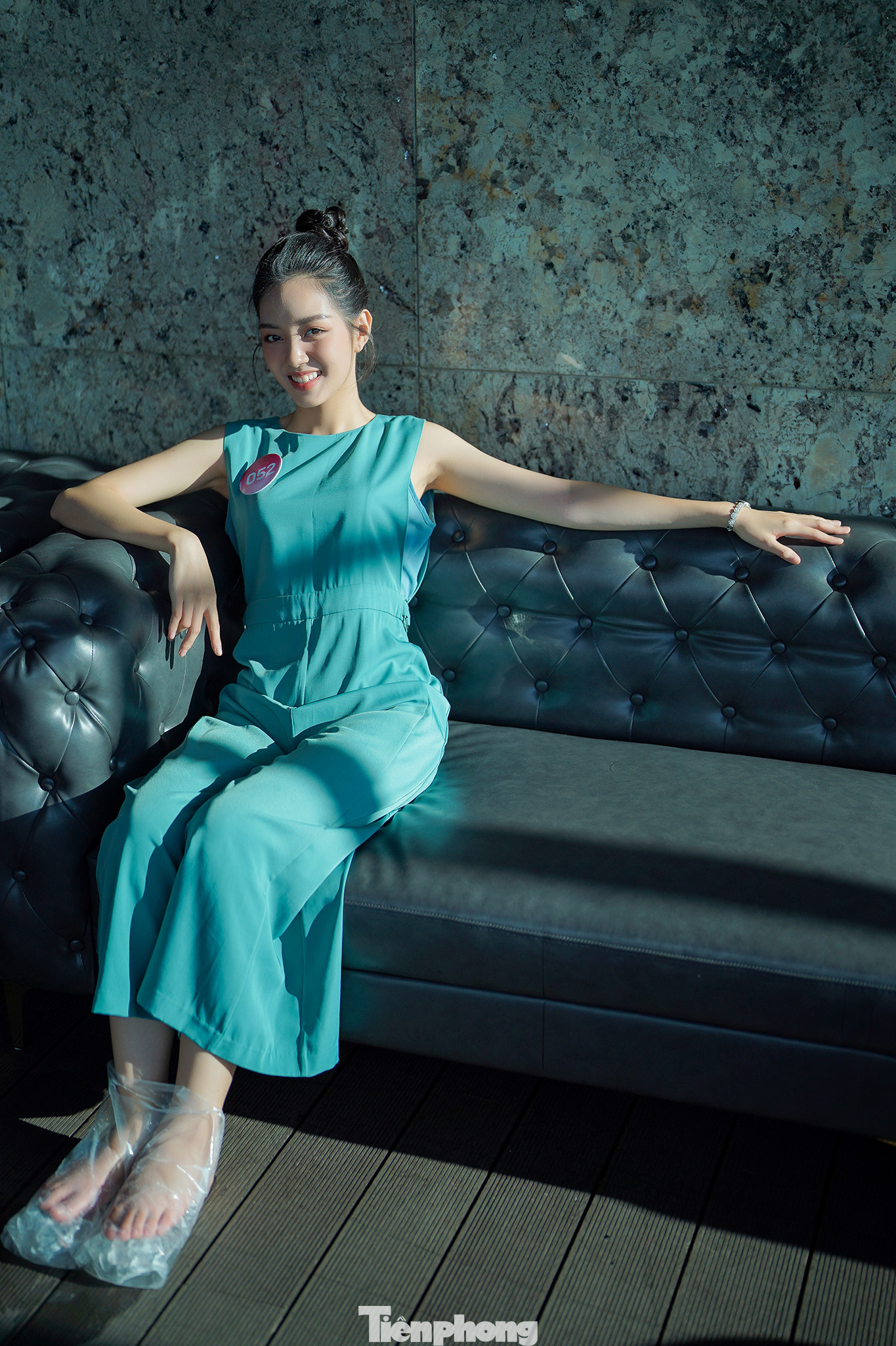 Tại vòng sơ khảo Người đẹp nhân ái, Mai Chi xuất hiện với đôi chân sưng phù. Cô phải chườm đá để giảm đau. Top 10 Hoa hậu Việt nam 2022 gặp chấn thương vì đứng trên giày cao gót suốt nhiều ngày, trước đó chưa có kinh nghiệm.