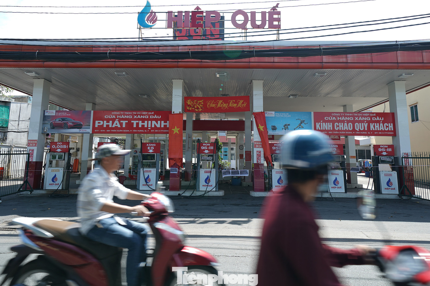 Chuỗi hai cửa hàng khác cũng thuộc DNTN Hiệp Quế trên đường Trần Xuân Soạn cũng đóng cửa nghỉ Tết. Chuỗi hai cửa hàng khác cũng thuộc DNTN Hiệp Quế trên đường Trần Xuân Soạn cũng đóng cửa nghỉ Tết.