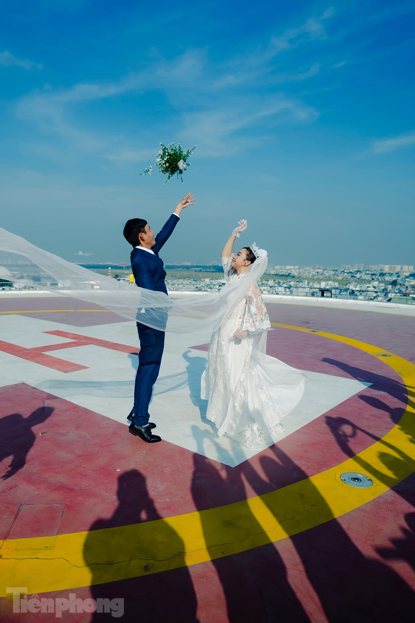 Lần đầu tiên, những chiến sỹ trong trận chiến chống dịch sẽ trở thành những nghệ sỹ trên sân khấu chủ đề "Mạch sống" tối 20/2. Các đôi uyên ương tái hiện lịch sử và là những nhân tố không thể thiếu để mạch sống được tiếp nối mãi mãi. Sự dấn thân của họ đã làm lay động hàng triệu con tim và ngày hôm nay họ đã cùng nhau bước vào một cuộc sống mới, đúng nghĩa của một cuộc sống bình thường mới. Họ thật sự xứng đáng để nhận được hạnh phúc và sự quan tâm của Đảng, Nhà nước, Quân đội và toàn xã hội. Lần đầu tiên, những chiến sỹ trong trận chiến chống dịch sẽ trở thành những nghệ sỹ trên sân khấu chủ đề "Mạch sống" tối 20/2. Các đôi uyên ương tái hiện lịch sử và là những nhân tố không thể thiếu để mạch sống được tiếp nối mãi mãi. Sự dấn thân của họ đã làm lay động hàng triệu con tim và ngày hôm nay họ đã cùng nhau bước vào một cuộc sống mới, đúng nghĩa của một cuộc sống bình thường mới. Họ thật sự xứng đáng để nhận được hạnh phúc và sự quan tâm của Đảng, Nhà nước, Quân đội và toàn xã hội.