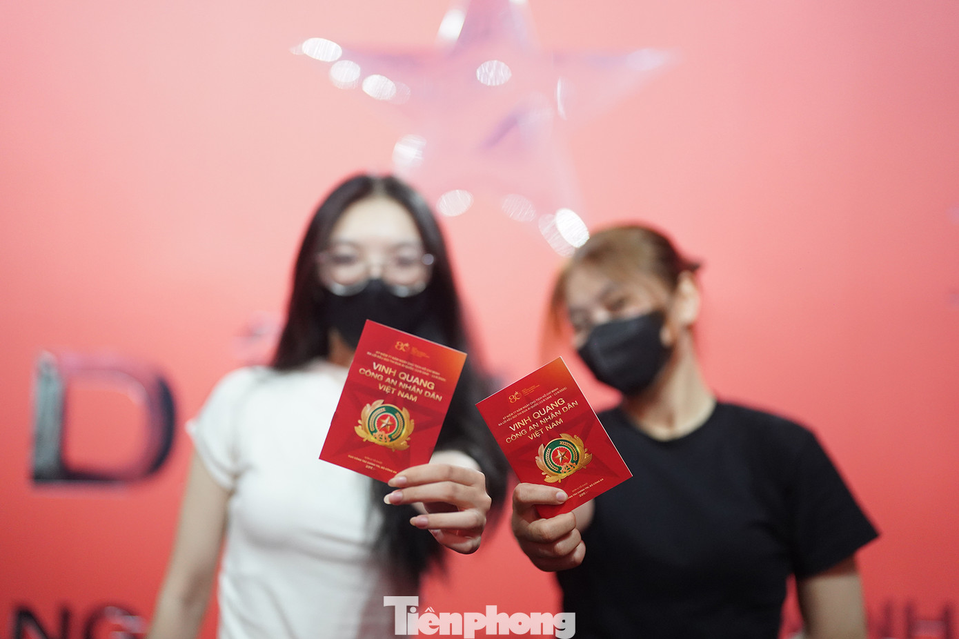 Bạn Tường Vy (áo đen) và Tú Trinh (sinh viên Học viện Hành chính Quản trị Công) khoe chiếc giấy thông hành khi đã hoàn thành hết thử thách trong các trò chơi của triển lãm. Bạn Tường Vy (áo đen) và Tú Trinh (sinh viên Học viện Hành chính Quản trị Công) khoe chiếc giấy thông hành khi đã hoàn thành hết thử thách trong các trò chơi của triển lãm.