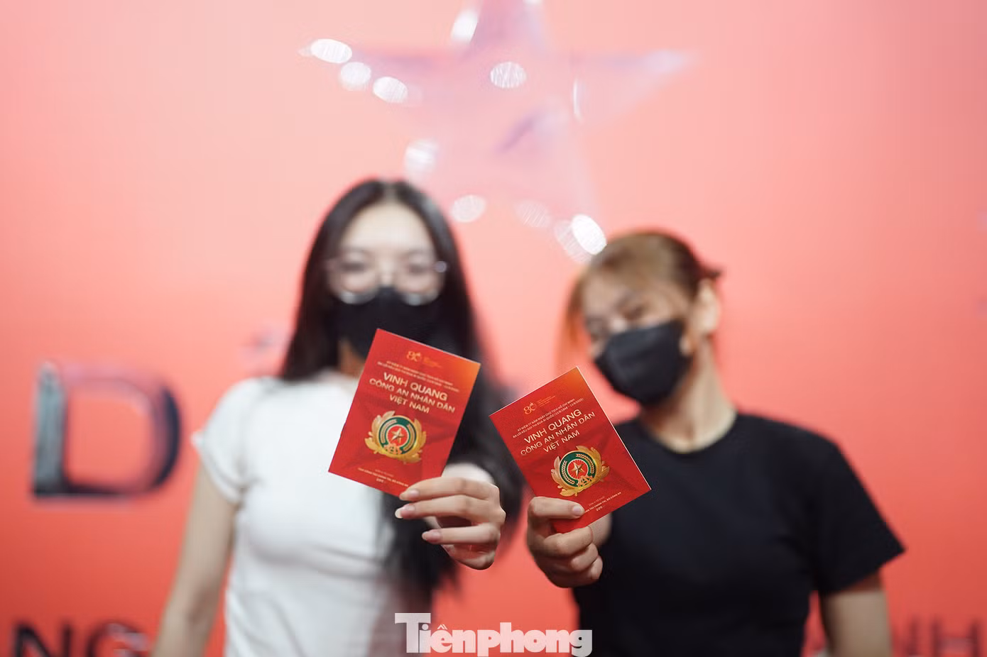 Bạn Tường Vy (áo đen) và Tú Trinh (sinh viên Học viện Hành chính Quản trị Công) khoe chiếc giấy thông hành khi đã hoàn thành hết thử thách trong các trò chơi của triển lãm.