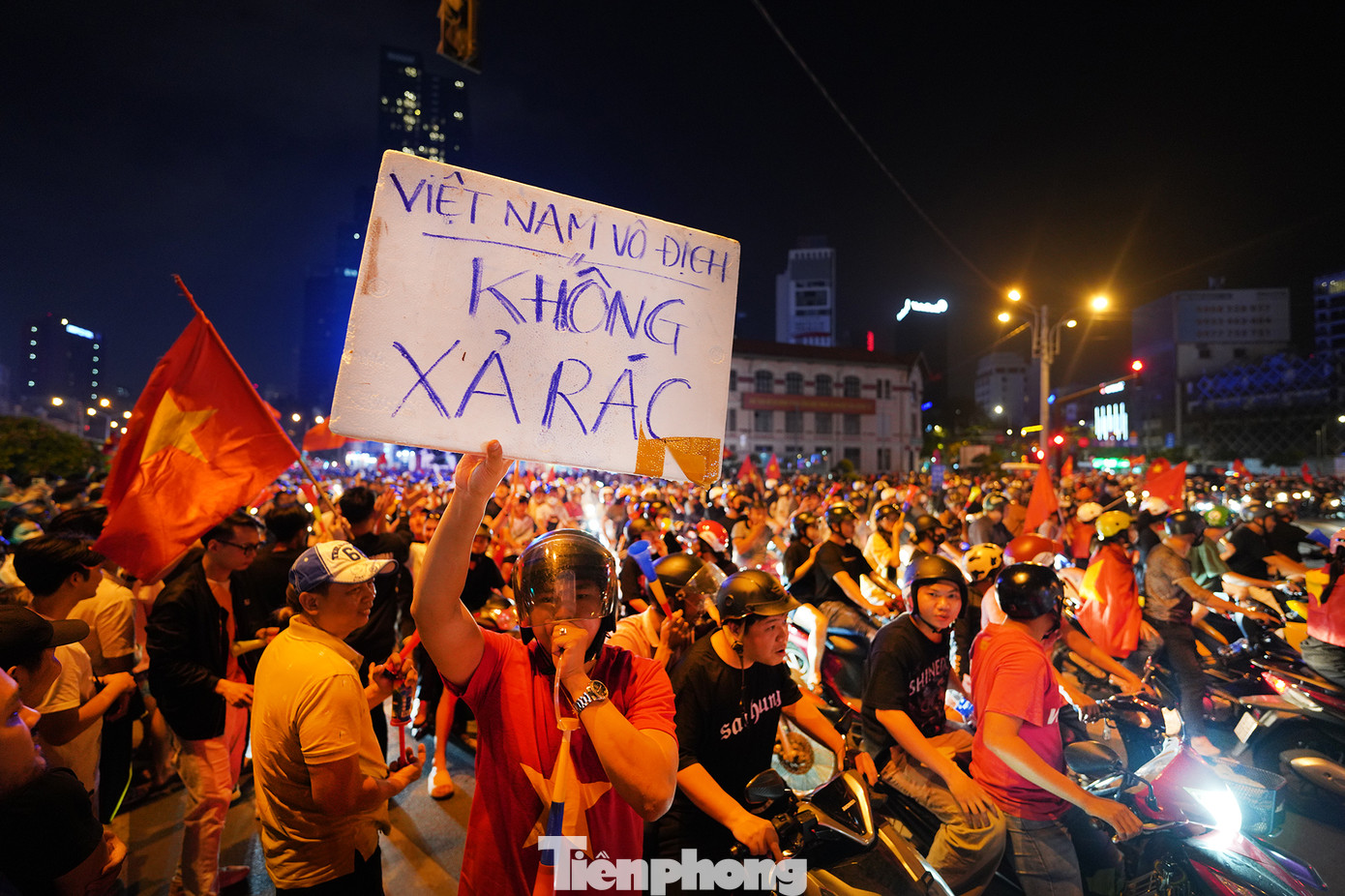 Cổ vũ trên trên tinh thần văn minh, trật tự. "Chúng tôi cũng xin cám ơn Xuân Son, gửi đến anh lời chúc sức khoẻ, nhanh trở lại sân cỏ", bạn Lê Quốc Thịnh nói.