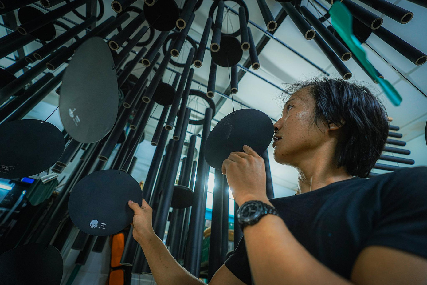 Anh Đức nói, để tạo ra một chiếc chuông gió nhạc thiền, khó nhất và tốn thời gian nhất là làm sao để ra tần số có tác động đến cơ thể con người và tất cả mọi người đều có thể nghe được, thích, cảm nhận được.