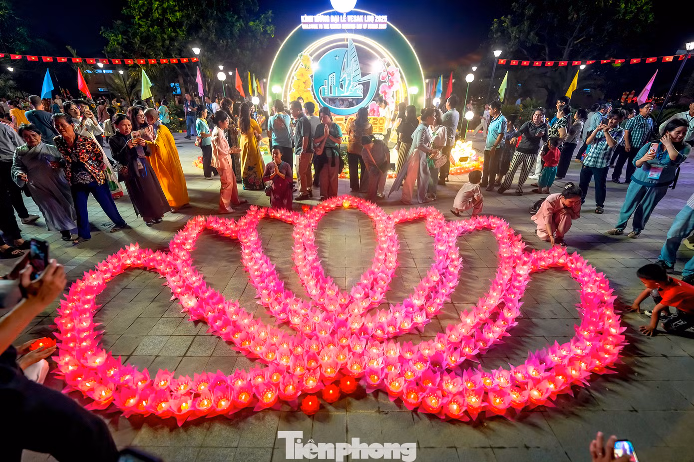 Hòa thượng Thích Thọ Lạc - trưởng Ban Văn hóa Trung ương Giáo hội Phật giáo Việt Nam, trưởng tiểu ban văn hóa Đại lễ Vesak 2025 - cho biết tất cả hoa đăng đã thả xuống hồ công viên Láng Le sẽ được vớt ngay sau lễ hội để bảo vệ môi trường.