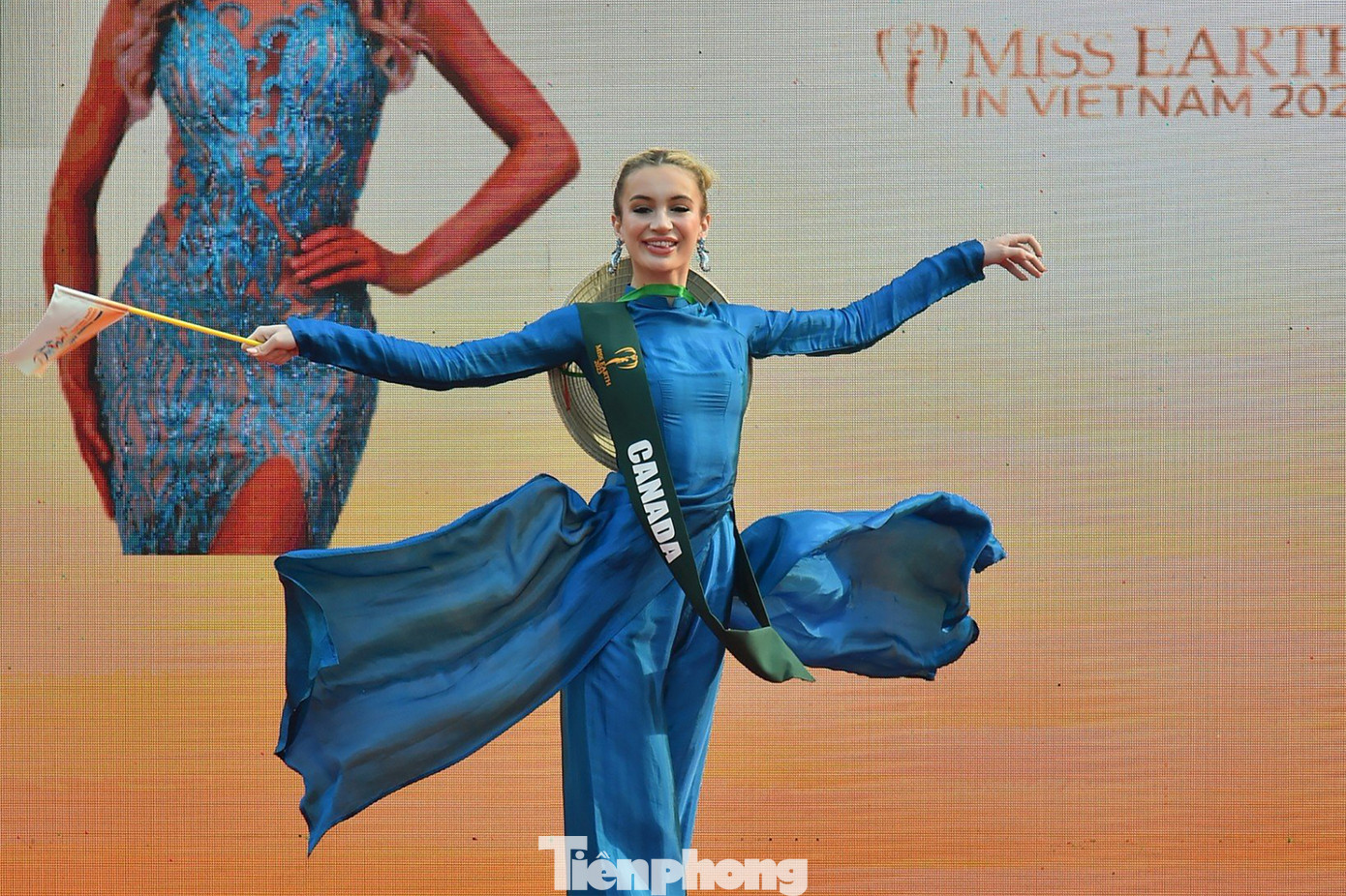 Hoa hậu Canada - Layanna Robinson chia sẻ cô chọn áo dài vì đó là biểu tượng văn hóa của dân tộc Việt Nam. Người đẹp mong muốn thúc đẩy sự đoàn kết giữa các nước dù có nhiều khác biệt về văn hóa truyền thống. Ngoài ra, cô cho biết màu đỏ rực rỡ của bộ trang phục còn tượng trưng cho sự may mắn và năng lượng tích cực trong văn hóa Canada. Người đẹp muốn tôn vinh vẻ đẹp của toàn cầu bằng việc kết hợp văn hóa của cả hai dân tộc.