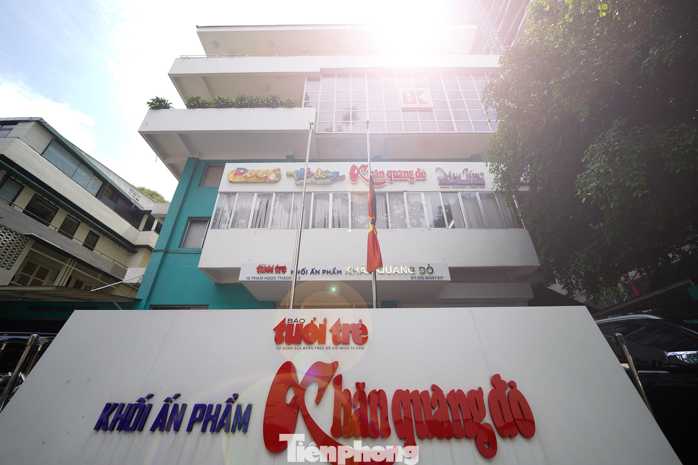 Trên trục đường Phạm Ngọc Thạch (quận 3, TPHCM), nhiều cơ quan đã treo cờ rủ, dừng các hoạt động vui chơi, họp mặt.