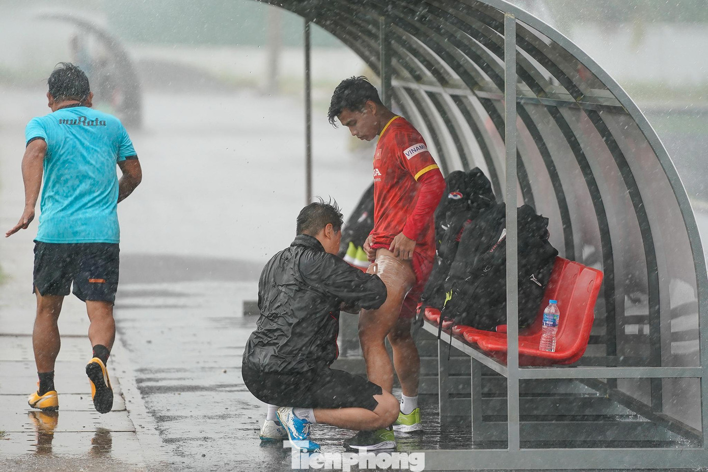 Sau bài tập nhẹ, Vũ Văn Thanh được bác sĩ bó cơ đùi cho thấy hậu vệ này vẫn chưa thực sự phục hồi chấn thương.