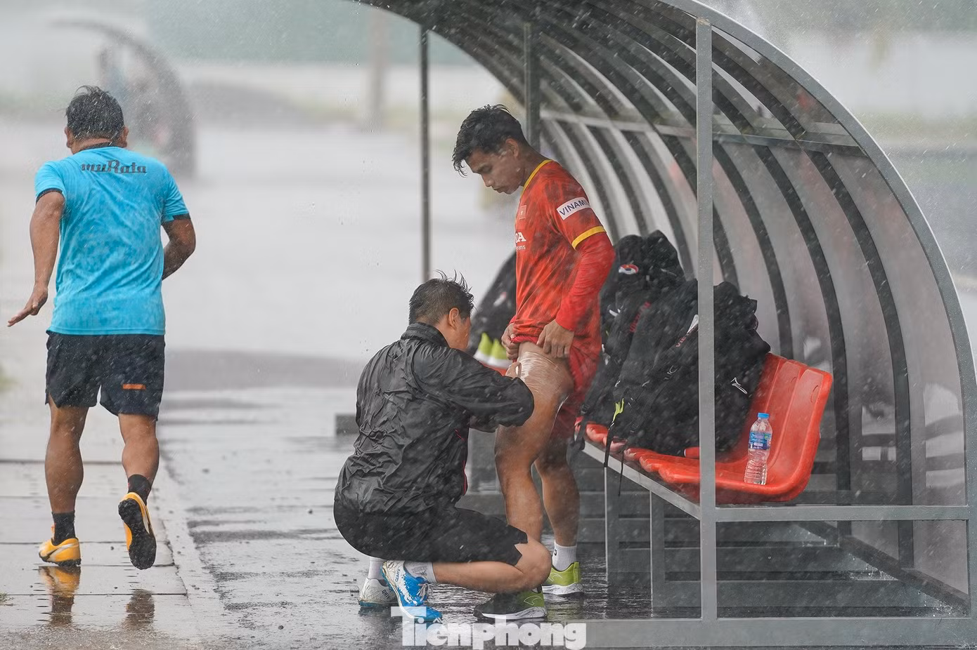Sau bài tập nhẹ, Vũ Văn Thanh được bác sĩ bó cơ đùi cho thấy hậu vệ này vẫn chưa thực sự phục hồi chấn thương.