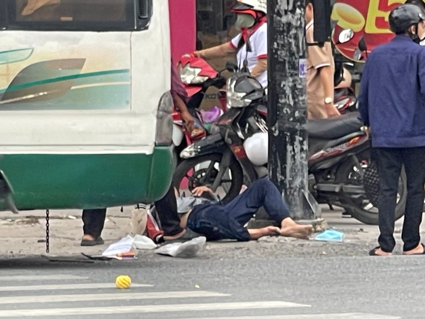Vụ tai nạn nghiêm trọng xảy ra tại huyện Bến Lức vào giờ tan tầm chiều 6/6 làm hai người chết. Vụ tai nạn nghiêm trọng xảy ra tại huyện Bến Lức vào giờ tan tầm chiều 6/6 làm hai người chết.