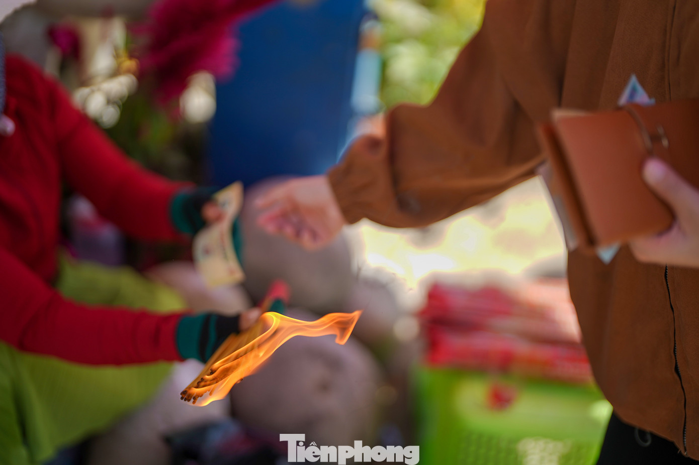 Cách đây gần 50 năm, Chùa Phước Long khi đó chỉ là một am thờ nhỏ do thầy Thích Nhật Phát làm trụ trì. Những thương nhân người Hoa sống quanh vùng, thấy quanh am thờ còn nhiều khu đất trống, nên ngỏ lời xin với sư là được xây một miếu thờ Bà Chúa Sứ, giống bà Chúa Sứ ở núi Sam Châu Đốc trên khu đất này. Sau nhiều lần khẩn xin, sư thầy đã đồng ý. Thế là các thương nhân người Hoa đã cho tạc tượng bà và đi xuống tận chùa bà Châu Đốc để xin chân đèn (xin chân đèn có ý nghĩa là xin một phần nguyên thần của bà Chúa Sứ mang về nhập vào, an vị tượng mới).