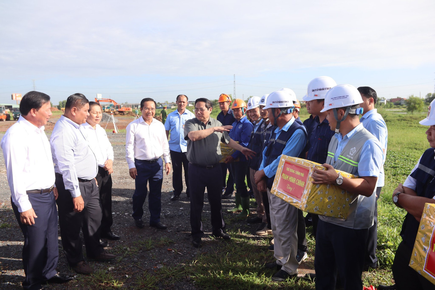 Thủ tướng Phạm Minh Chính tặng quà, động viên tập thể công nhân. Thủ tướng Phạm Minh Chính tặng quà, động viên tập thể công nhân.