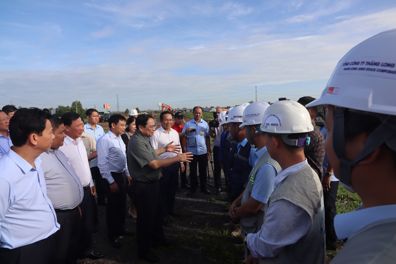 Thủ tướng Phạm Minh Chính thăm hỏi công nhân đang làm việc trên công trường. Thủ tướng Phạm Minh Chính thăm hỏi công nhân đang làm việc trên công trường.