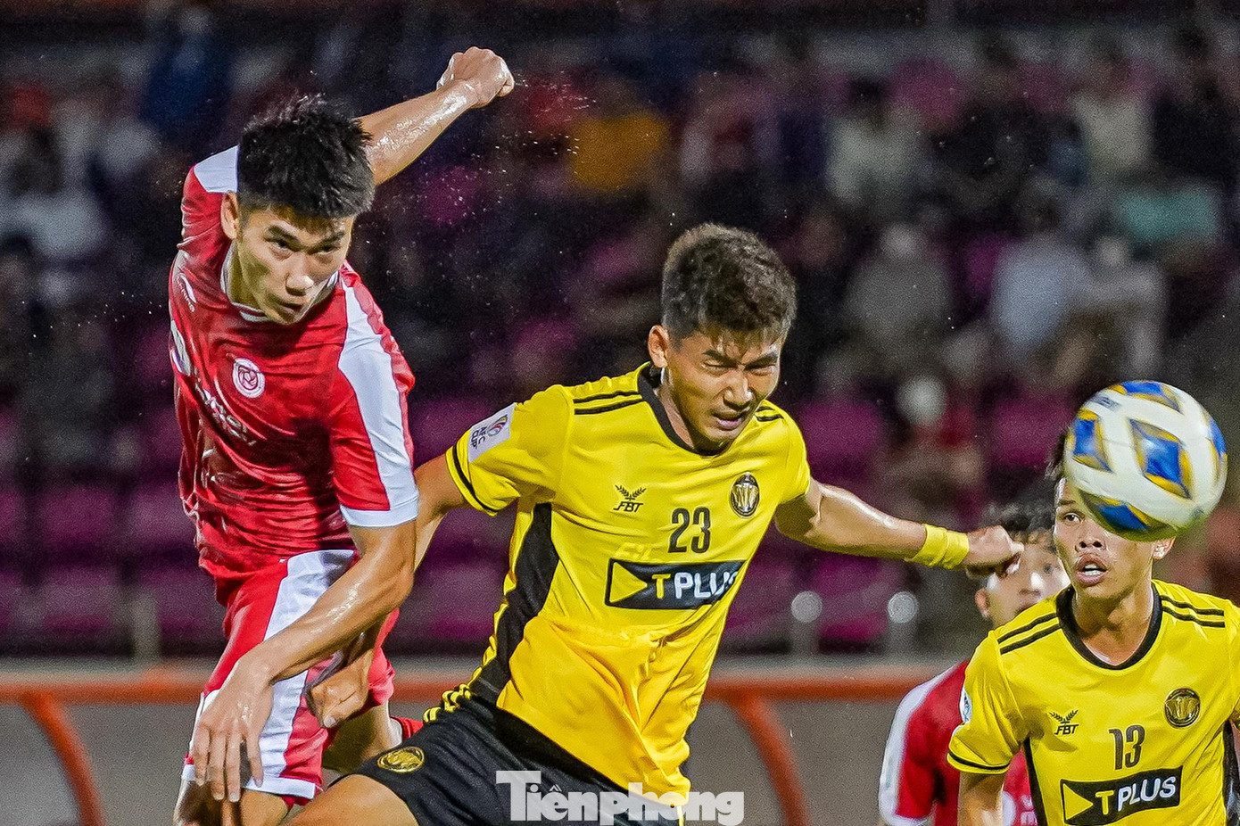 Nhâm Mạnh Dũng vào sân từ hiệp hai nên thể lực dồi dào, bắn phá liên tục khung thành Young Elephants. Nhâm Mạnh Dũng vào sân từ hiệp hai nên thể lực dồi dào, bắn phá liên tục khung thành Young Elephants.
