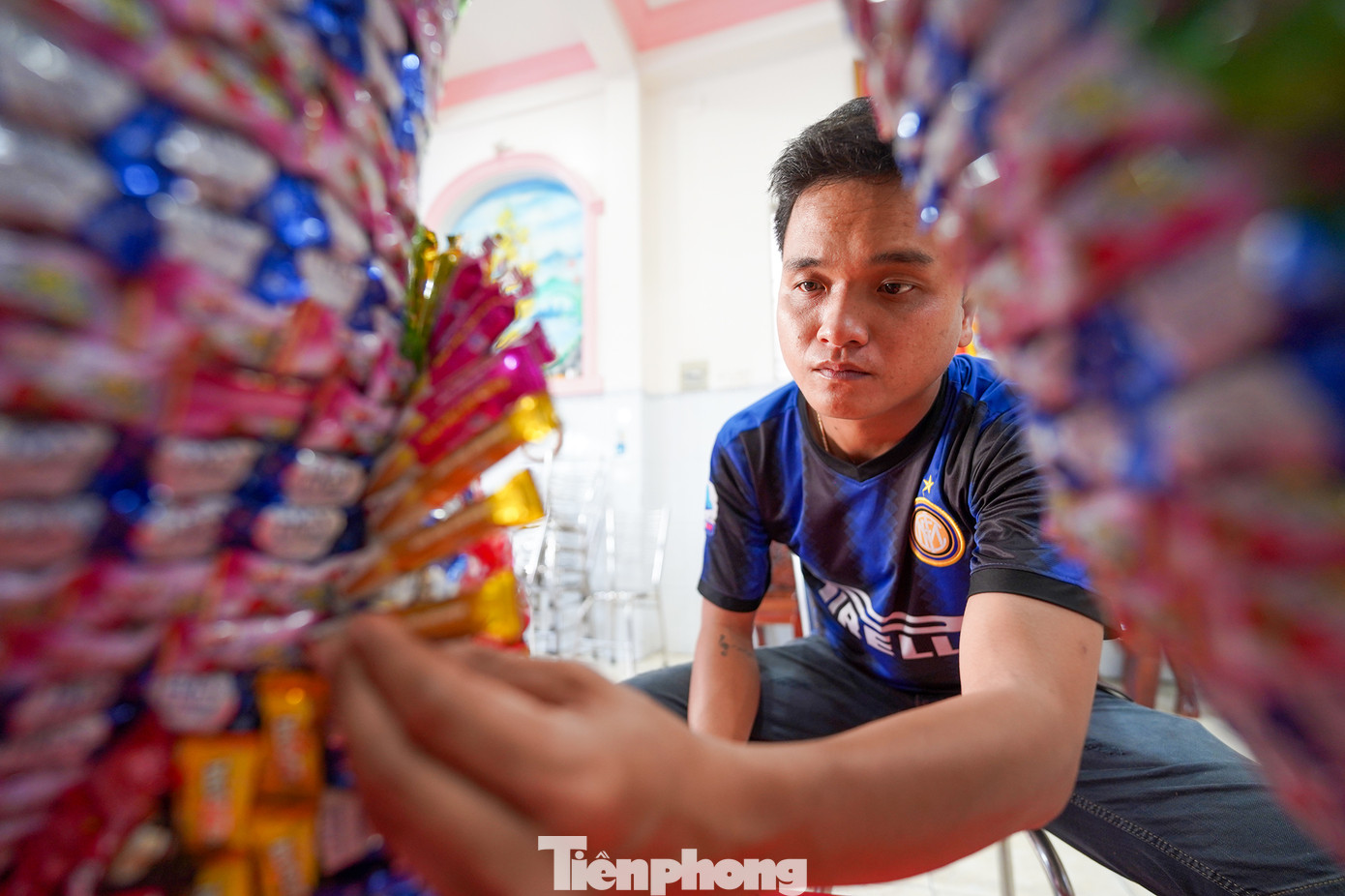 Anh Hợi, một người tham gia làm linh vật cho biết: &quot;Mỗi năm chỉ có một ngày nên anh em gác lại công việc đồng áng, góp tay gia công linh vật. Chúng tôi cố gắng tỉ mỉ từng chi tiết bằng keo non, chỉ mong sao khi mang ra trưng bày ở sân đình được lộng lẫy nhất, bắt mắt nhất. Do gắn bằng keo non, nhiều khi keo chưa khô, còn nóng, đụng vô là muốn bỏng tay. Phần bánh và kẹo này sẽ là lộc cho bà con tranh nhau lấy sau khi hoàn thành nghi thức cúng và đốt Tiêu diện đại sĩ&quot;.