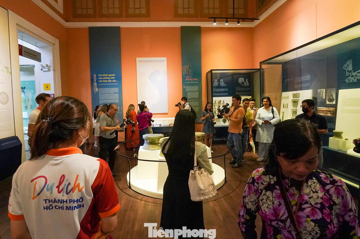 Đến với Bảo tàng Lịch sử Thành phố, du khách được quan chiêm vẻ đẹp của tòa nhà Bảo tàng Lịch sử - một kiến trúc cổ do người Pháp xây dựng gần một thế kỷ (1929) mang đặc trưng phong cách “Đông Dương cách tân”.