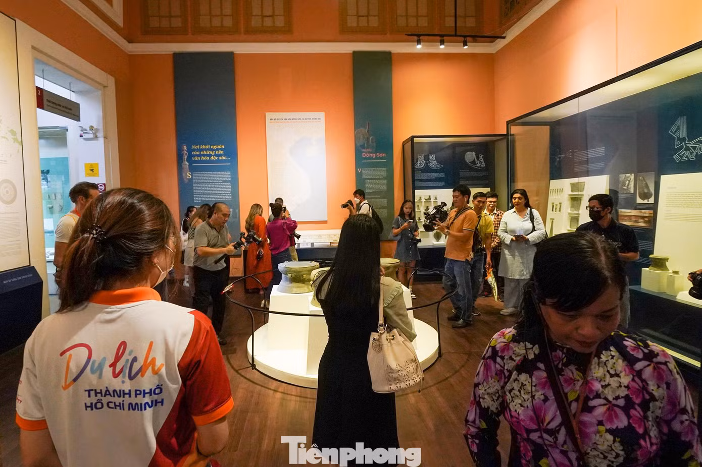 Đến với Bảo tàng Lịch sử Thành phố, du khách được quan chiêm vẻ đẹp của tòa nhà Bảo tàng Lịch sử - một kiến trúc cổ do người Pháp xây dựng gần một thế kỷ (1929) mang đặc trưng phong cách “Đông Dương cách tân”.