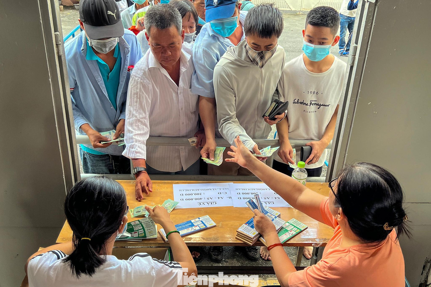 Một số người hâm mộ cũng đến sớm để mua vé xem đội tuyển Việt Nam. Một số người hâm mộ cũng đến sớm để mua vé xem đội tuyển Việt Nam.