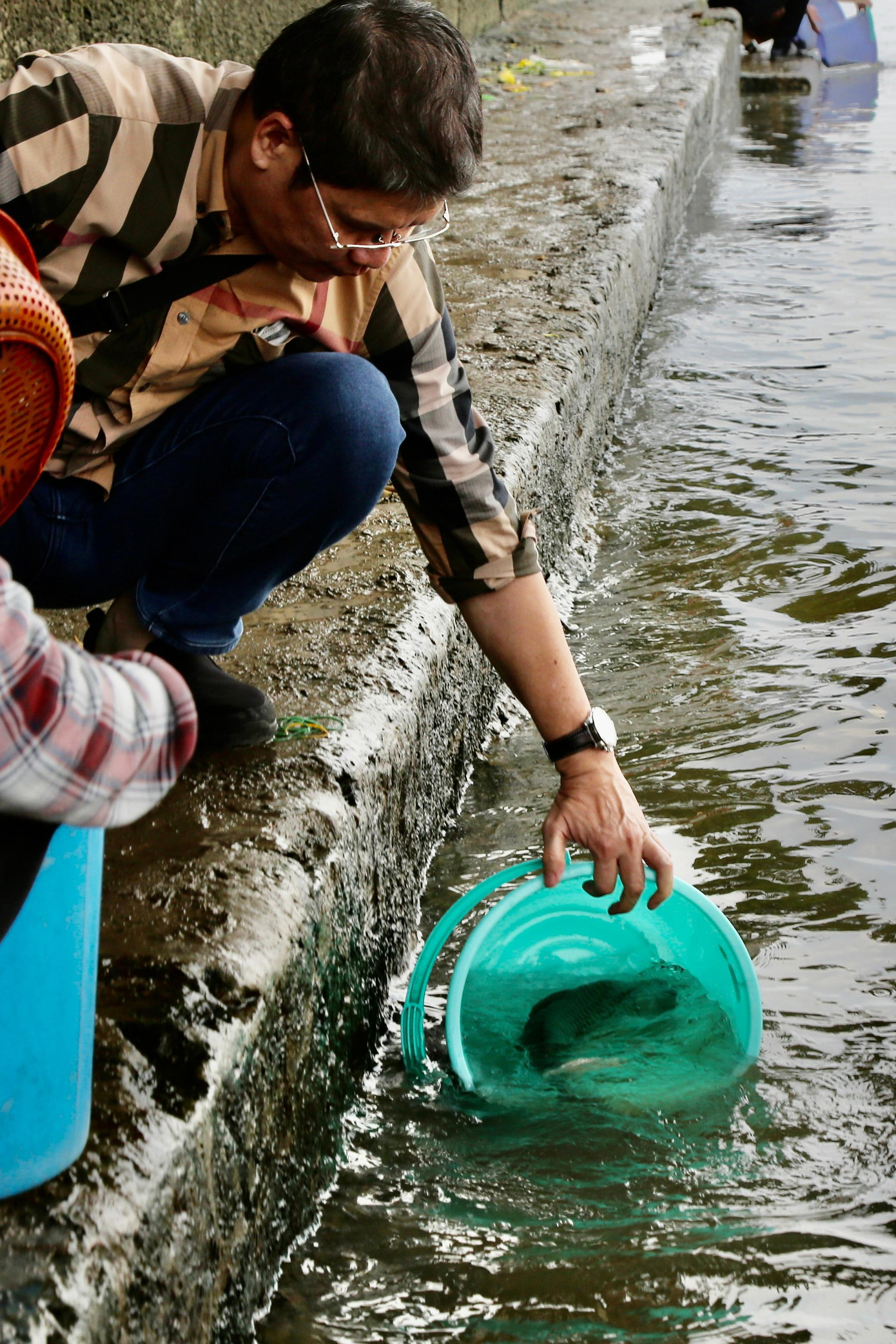 Một người nước ngoài sinh sống tại TPHCM tham gia lễ phóng sanh. Một người nước ngoài sinh sống tại TPHCM tham gia lễ phóng sanh.