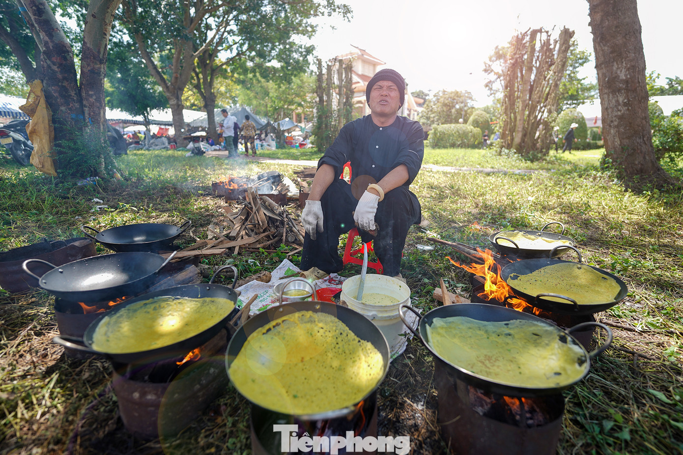 Ông Huỳnh Văn Giàu (ngụ huyện Chợ Mới, An Giang) tự chở lò, chảo từ An Giang lên để phục vụ lễ hội. Ông Huỳnh Văn Giàu (ngụ huyện Chợ Mới, An Giang) tự chở lò, chảo từ An Giang lên để phục vụ lễ hội.