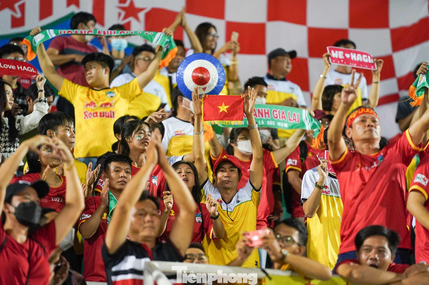 &quot;Khán giả cổ vũ nhiệt tình chính là động lực lớn nhất cho đội bóng chúng tôi. Càng xúc động hơn khi có nhiều bình luận cho rằng chúng tôi chỉ có thể kiếm được tổng 3 điểm sau trận cuối cùng này. Bây giờ, chúng tôi kết thúc với 5 điểm, xin gửi lời cảm ơn đến tất cả người hâm mộ&quot;, HLV Kiatisuk chia sẻ sau trận đấu.