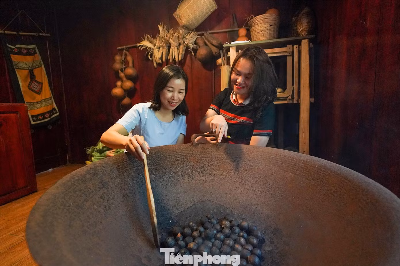 Chị Trinh, du khách từ TPHCM đang tìm hiểu về cách người dân tộc Cờ Ho rang hạt mắc ca.