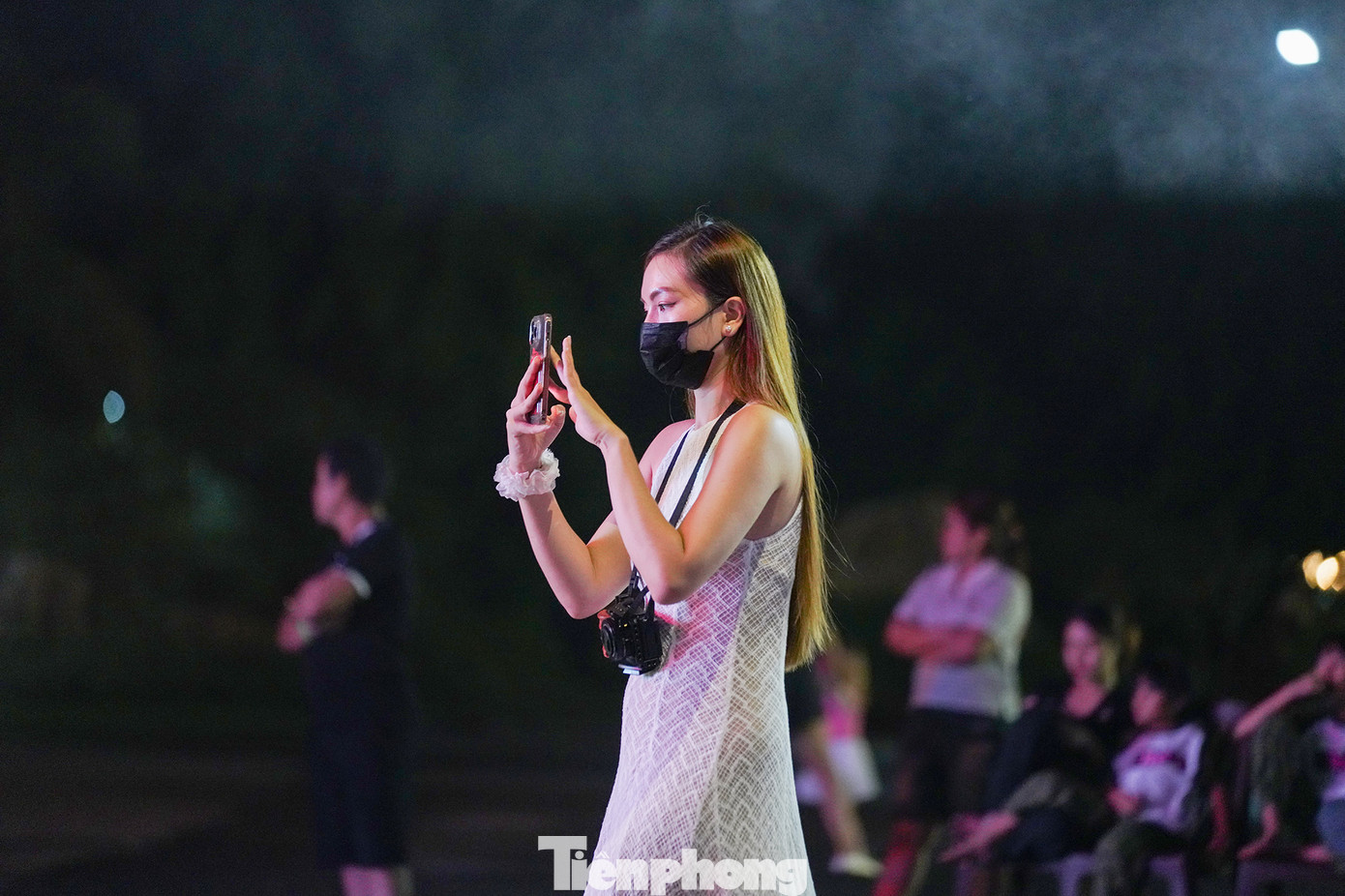 Từ 19h, chương trình nghệ thuật kéo dài hai tiếng đồng hồ đã mang đến cho khán giả những trải nghiệm thú vị.