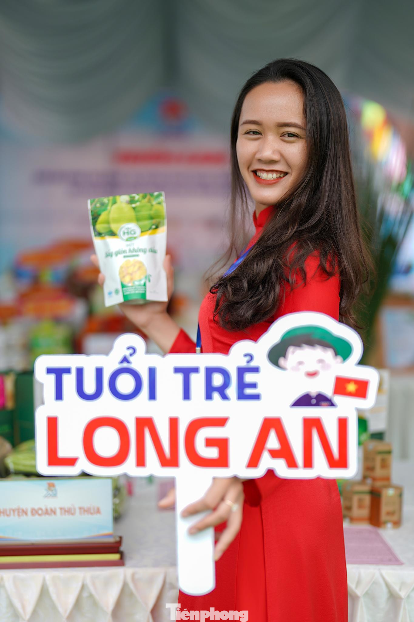 Hồ Nguyễn Thị Anh Thư với trái cây sấy giòn của quê hương Thủ Thừa. Hồ Nguyễn Thị Anh Thư với trái cây sấy giòn của quê hương Thủ Thừa.