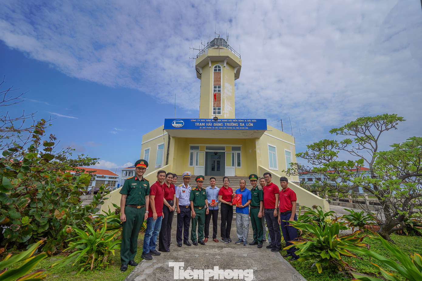 Hải đăng Trường Sa Lớn có chiều cao hơn 14m, được sơn màu vàng. Trạm hải đăng trước còn có tên gọi khác là Nhà đèn đảo Trường Sa Lớn. Hải đăng Trường Sa Lớn được xây dựng năm 2009 giúp định hướng cho tàu thuyền hoạt động trong vùng biển Trường Sa.