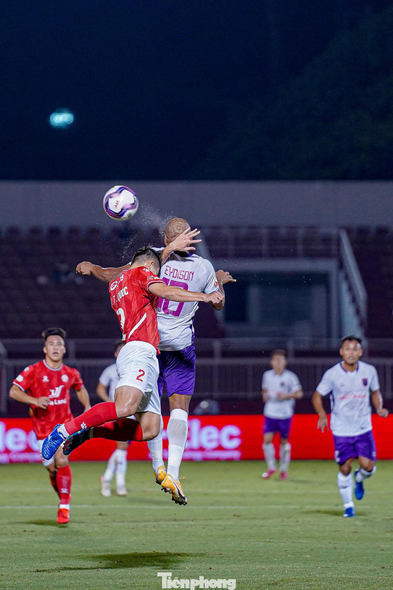 Trận đấu có nhiều pha tranh chấp quyết liệt từ giữa sân. Trận đấu có nhiều pha tranh chấp quyết liệt từ giữa sân.