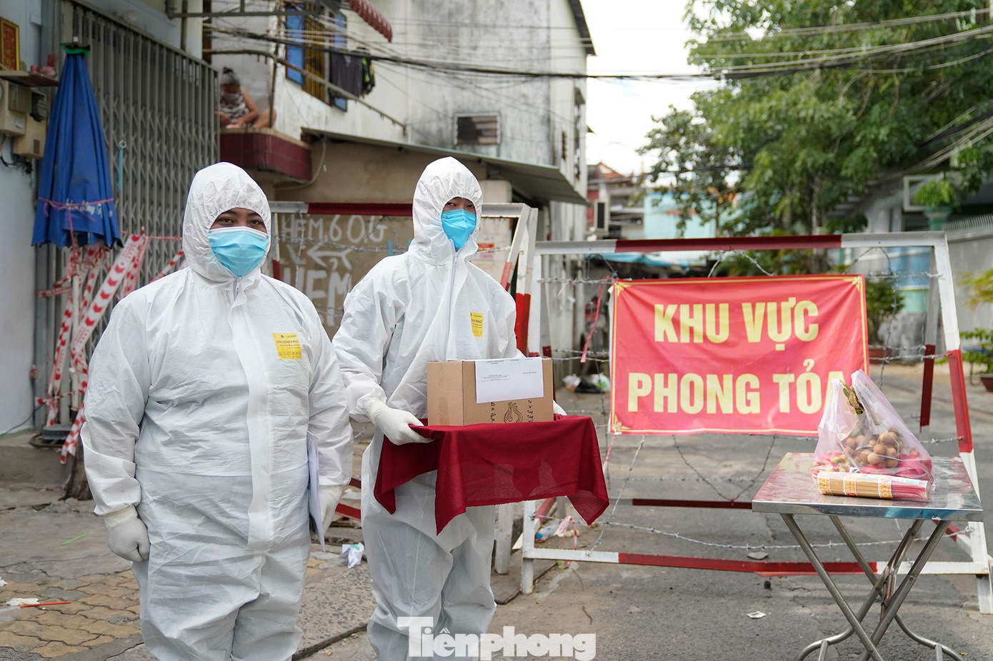 Sau khi thiêu, phần tro cốt được lực lượng chức năng trao tận nơi cho người thân. &quot;Dịch thế này người dân đâu có đi chợ được, nhất là ở trong khu phong toả. Chúng tôi chuẩn bị luôn hoa quả để bày lên bàn thờ. Có trường hợp, anh em chúng tôi không thể kiềm nén sự xúc động khi trao hũ cốt cha và mẹ cho hai bé mới học cấp ba. Chúng chỉ vào chiếc bàn học nói đó là nơi lập bàn thờ&quot;, một chiến sĩ nhận nhiệm vụ trao hũ cốt tâm sự.