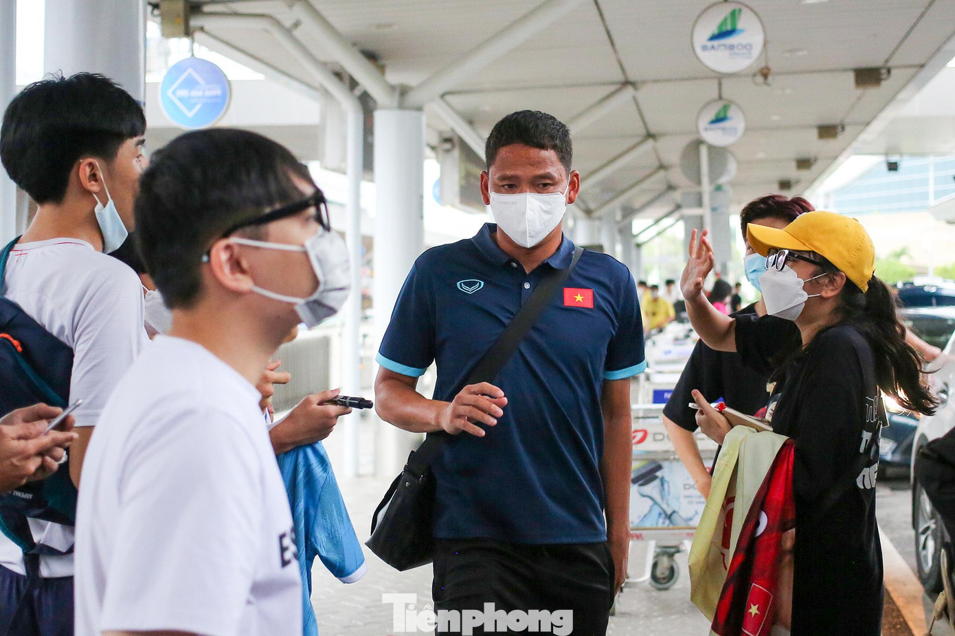 Cựu tuyển thủ Nguyễn Anh Đức xuất hiện với trang phục BHL trong vai trò trợ lý HLV Park. Cựu tuyển thủ Nguyễn Anh Đức xuất hiện với trang phục BHL trong vai trò trợ lý HLV Park.