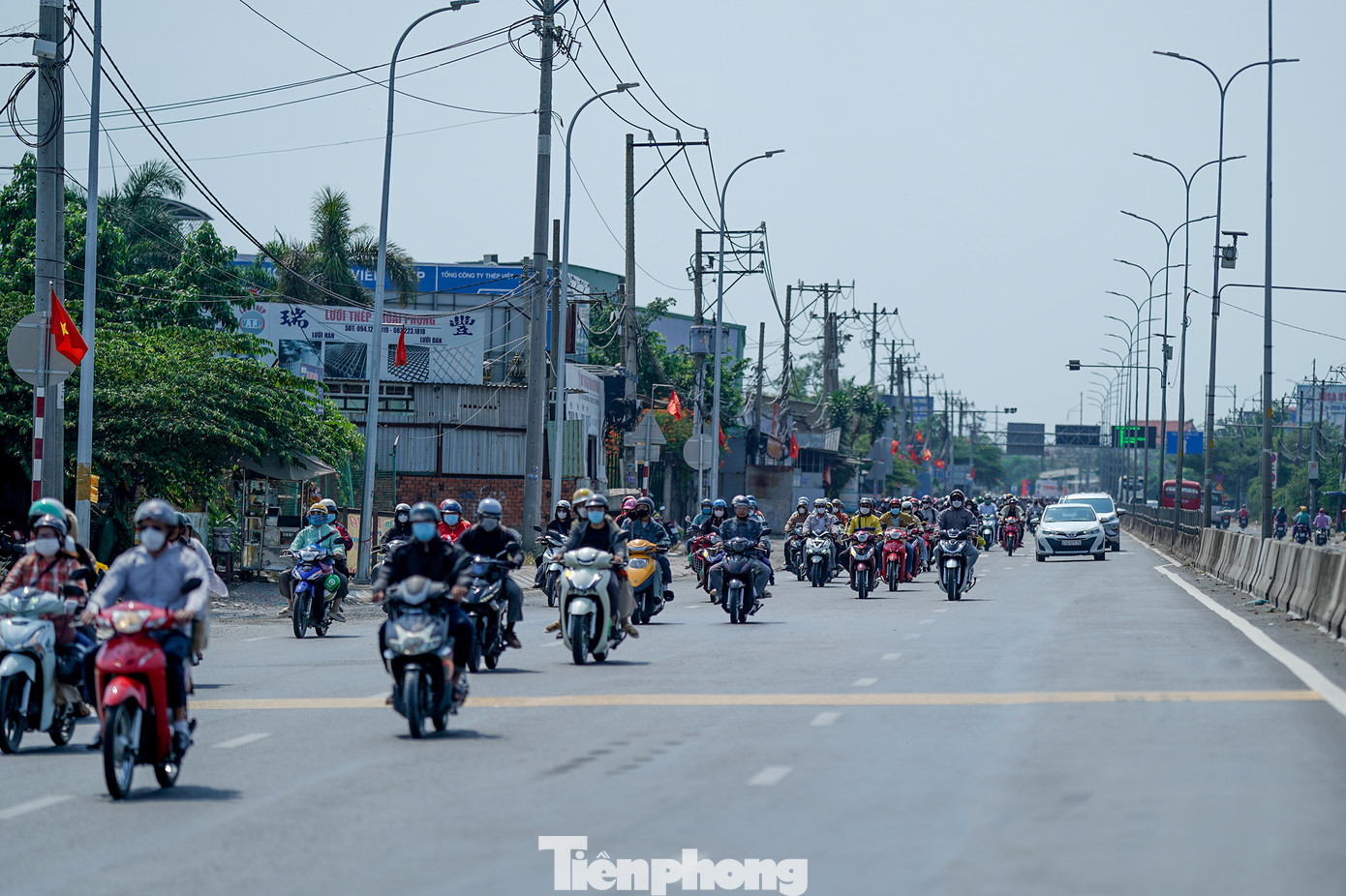 Đoạn từ ranh tỉnh Long An đến nút giao An Lạc (TPHCM) ghi nhận dòng phương tiện đối lập ở hai chiều di chuyển.