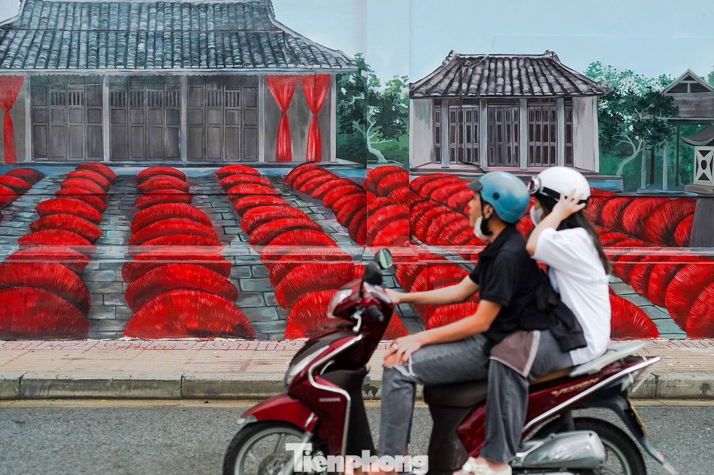 Những ai đi ngang đây đều phóng mắt chiêm ngưỡng bức bích họa.