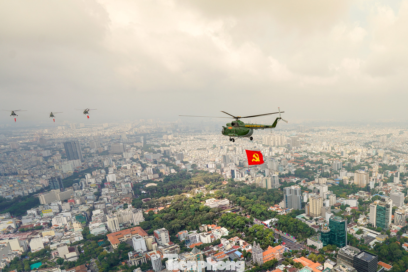 Khoảng 9h, biên đội trực thăng đến Dinh Độc Lập (quận 1, TPHCM). Tại đây, các ban bay duy trì độ cao khoảng 300m.