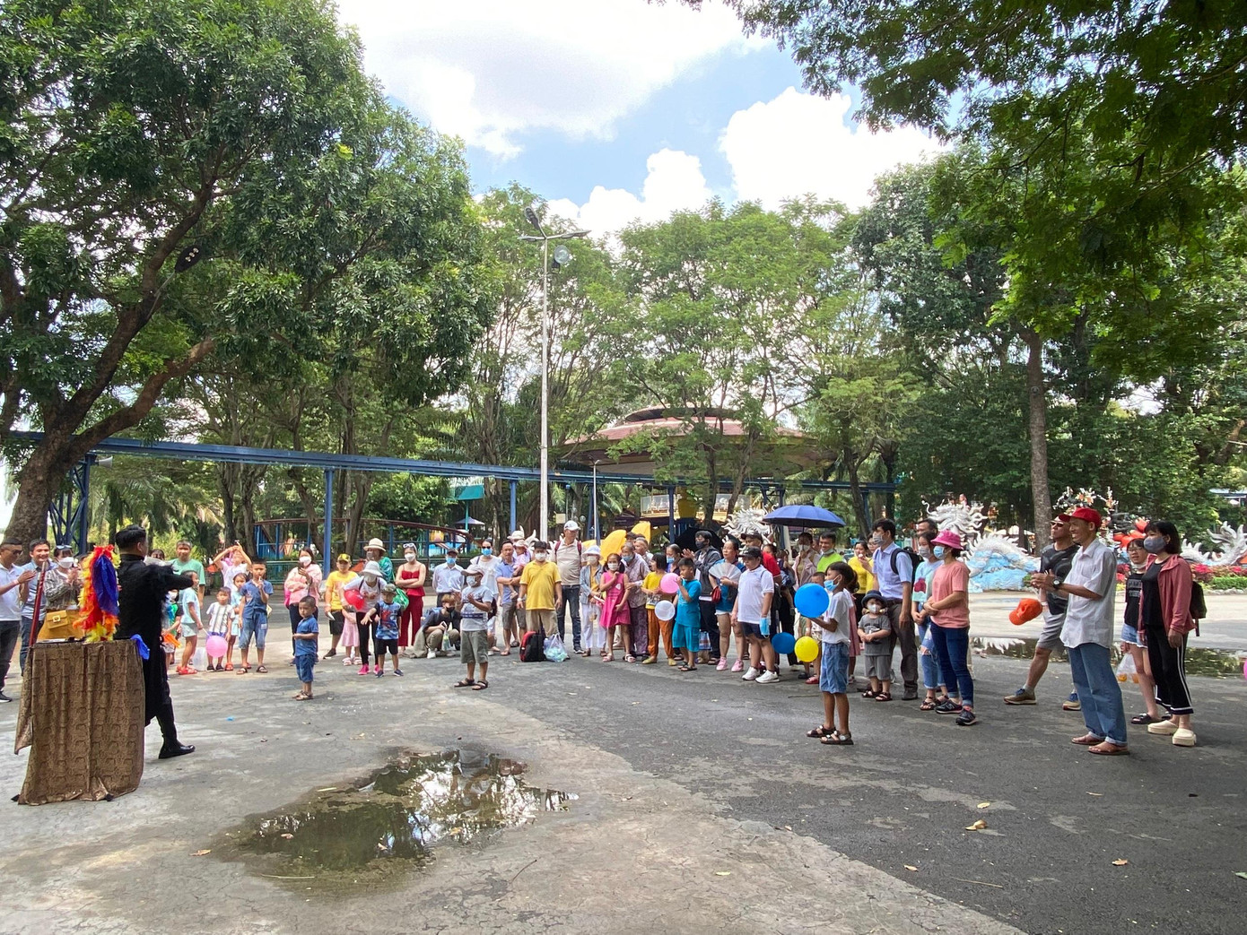 Phía bên trong Công viên văn hoá (CVVH) Đầm Sen