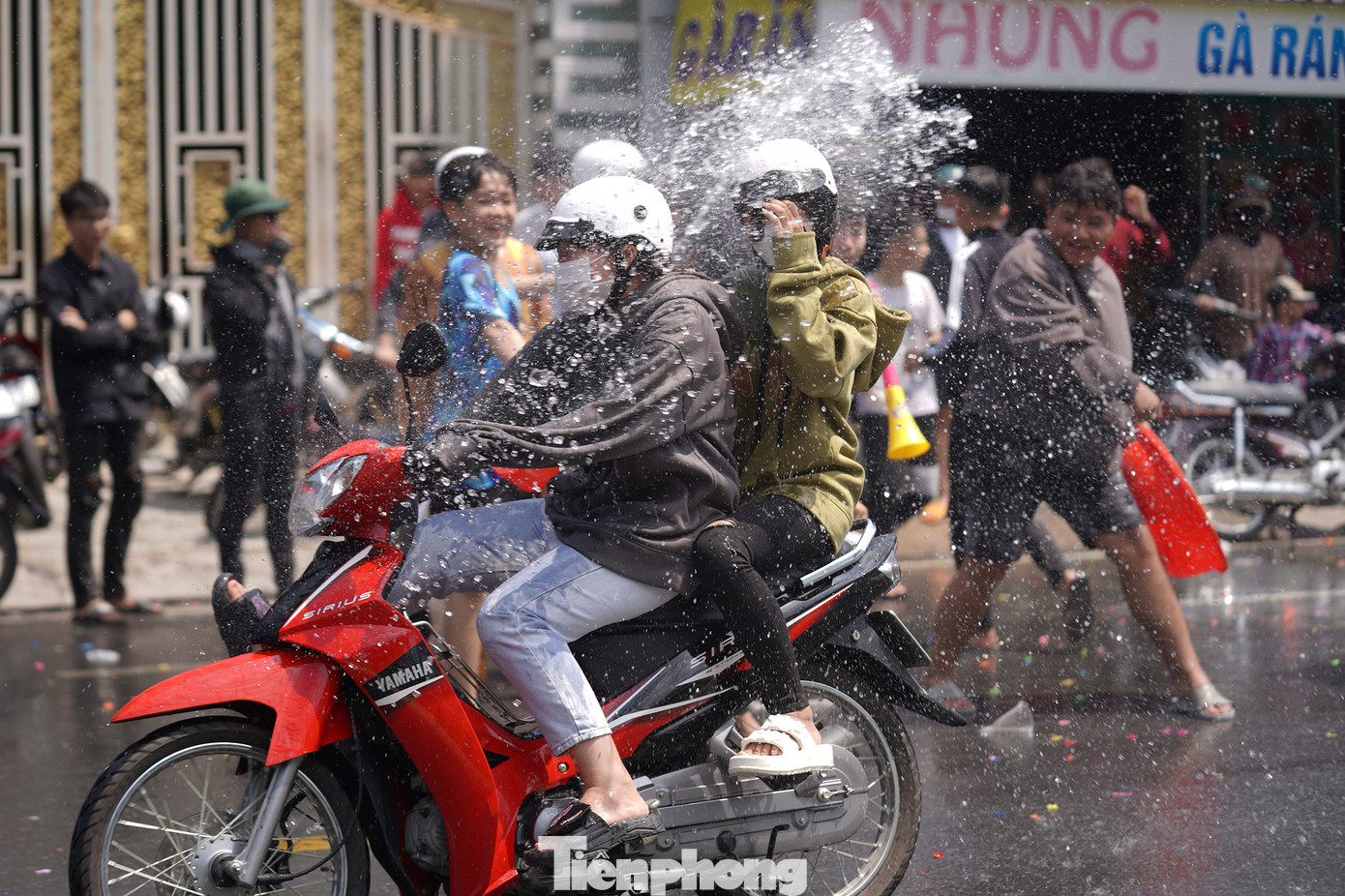 Những nạn nhân bị tạt nước có cả các cô gái, phụ nữ, trẻ em vô tình đi ngang qua lễ hội...