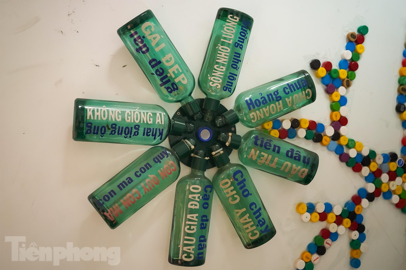 Khi còn là một thanh niên trẻ, ông Bình rất thích sưu tầm những chai rượu mẫu, vỏ chai.