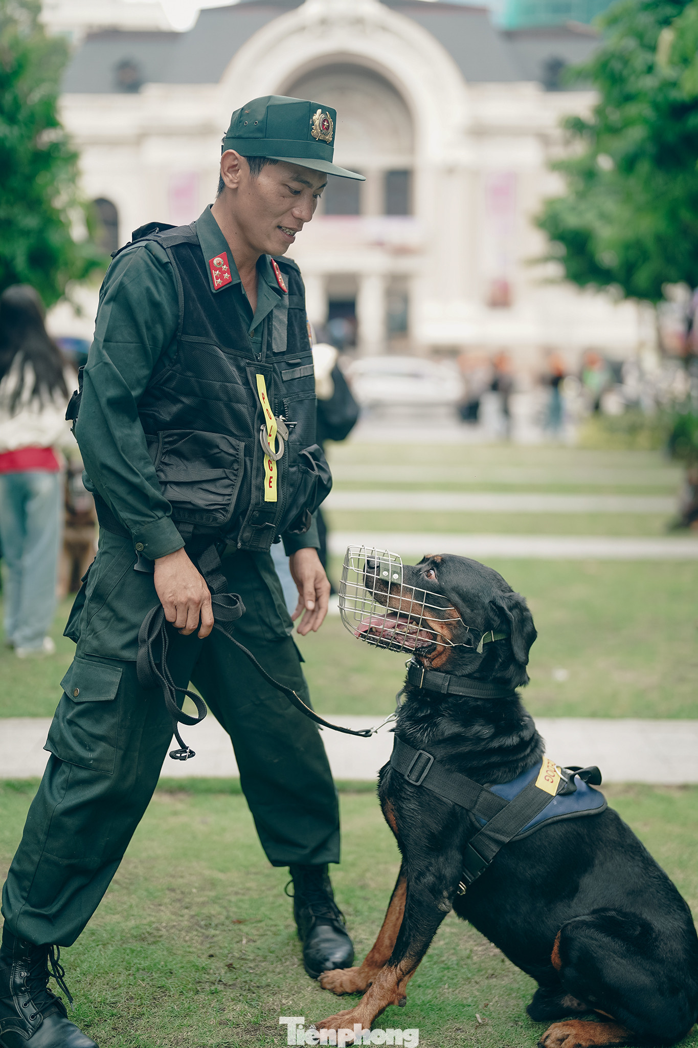 Đại uý Trần Đình Vũ Tiến và học trò Hero (4 tuổi).