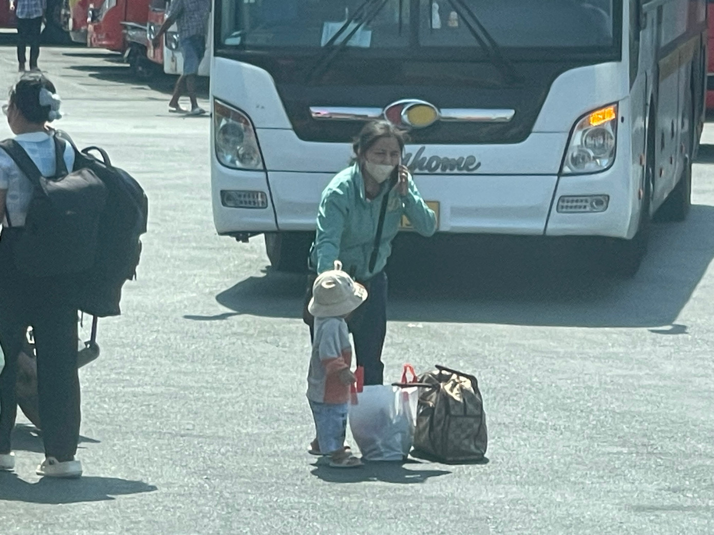 Theo một phụ xe, hai mẹ con này bị trễ chuyến và đang vất vả gọi điện tổng đài tìm vé. "Hôm nay cho dù có tìm xe địa phương (chạy tuyến cố định xuống tận huyện, xã...) cũng khó có vé, nói chi các hãng lớn. Hai mẹ con chị này nói phải đến chiều tối mới có vé", phụ xe kể.