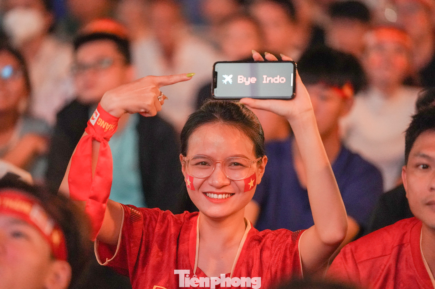 Một nữ cổ động viên giơ cao điện thoại tạm biệt đội tuyển Indonesia, chúc mừng đội tuyển Việt Nam tiến vào trận chung kết. Một nữ cổ động viên giơ cao điện thoại tạm biệt đội tuyển Indonesia, chúc mừng đội tuyển Việt Nam tiến vào trận chung kết.