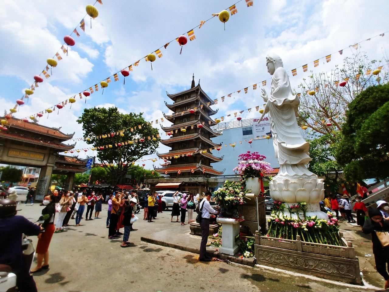 Chùa Vĩnh Nghiêm khá đông Phật tử vào giữa trưa. Chùa Vĩnh Nghiêm khá đông Phật tử vào giữa trưa.