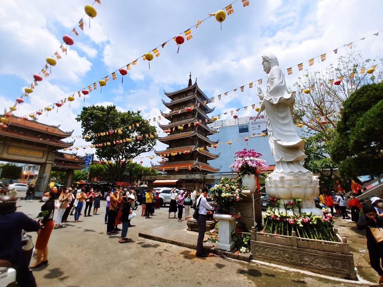 Chùa Vĩnh Nghiêm khá đông Phật tử vào giữa trưa.