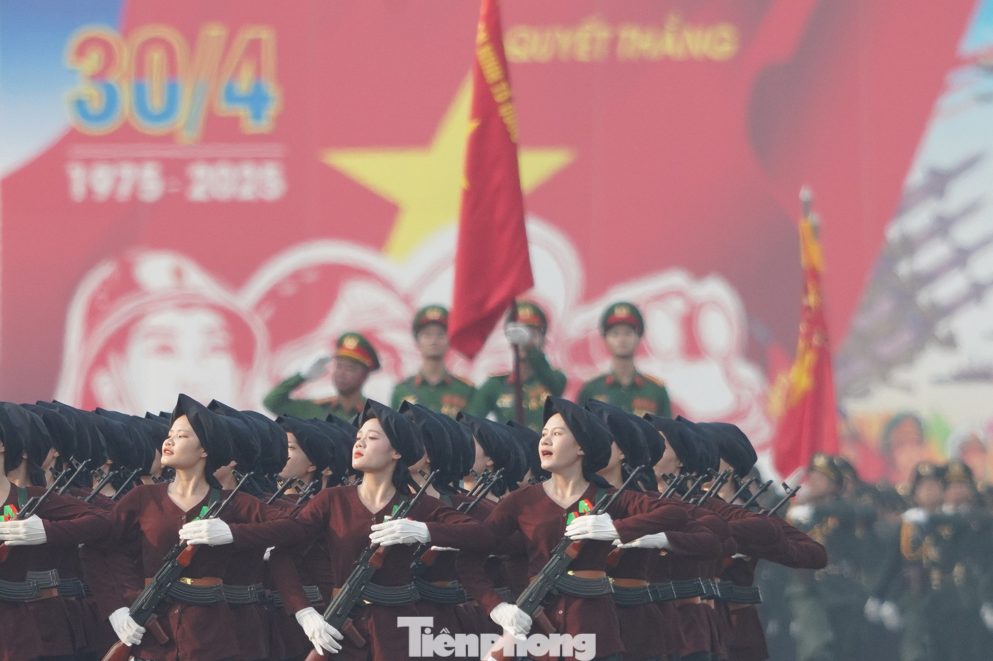 Lệnh diễu binh phát ra, những bước chân rầm rập của các khối cũng hòa khúc khải hoàn ca của dân tộc tiến vào lễ đài.