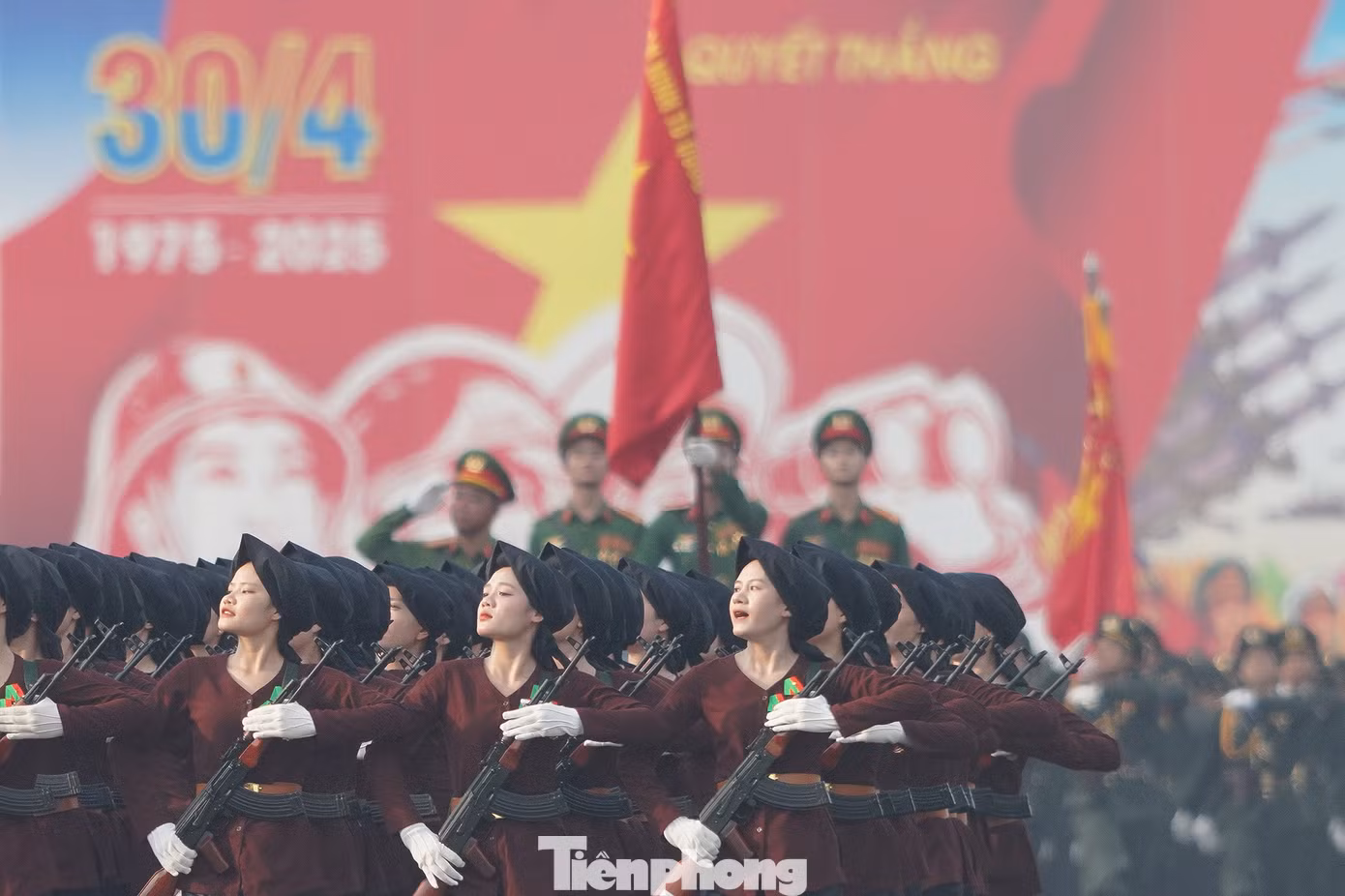 Lệnh diễu binh phát ra, những bước chân rầm rập của các khối cũng hòa khúc khải hoàn ca của dân tộc tiến vào lễ đài.