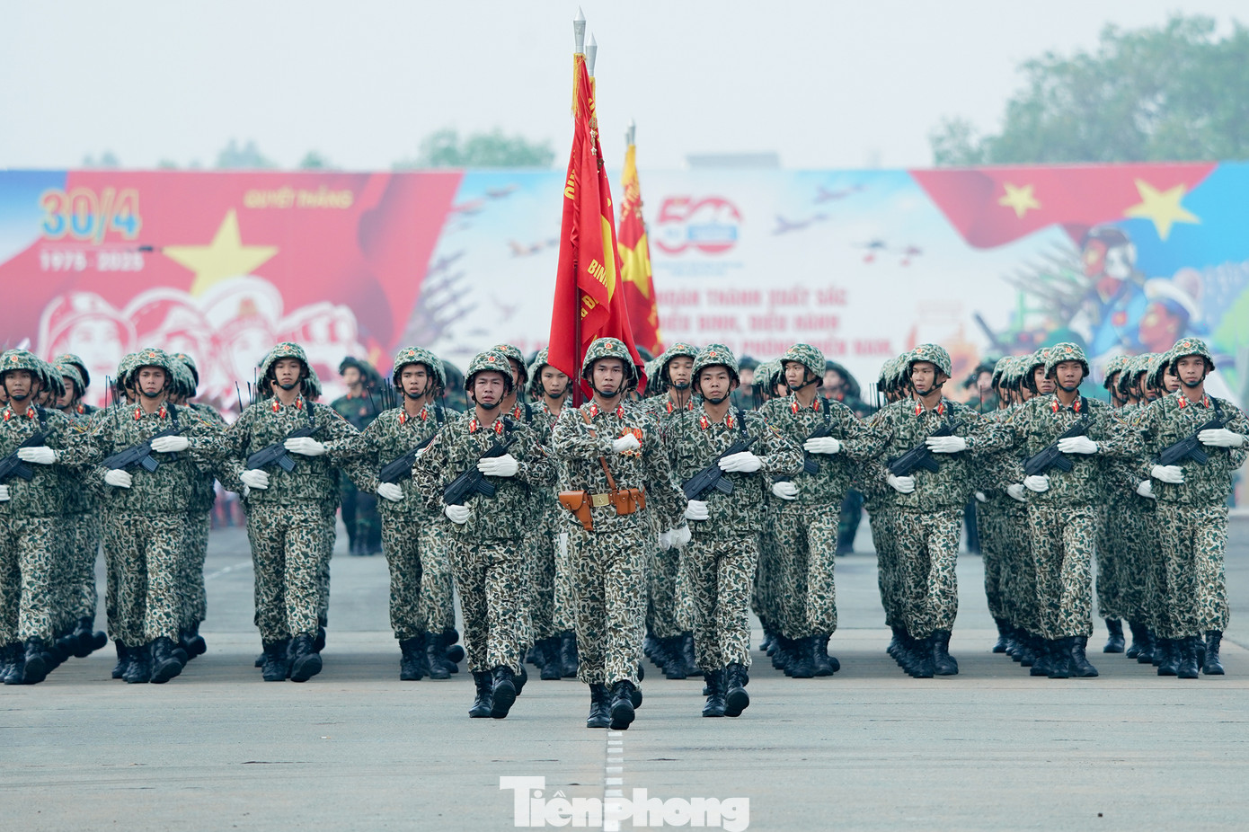 Theo kế hoạch, lễ diễu binh, diễu hành cấp quốc gia kỷ niệm 50 năm Ngày Giải phóng hoàn toàn miền Nam, thống nhất đất nước chính thức diễn ra vào 6h30 ngày 30/4, cùng thời điểm với lễ kỷ niệm.